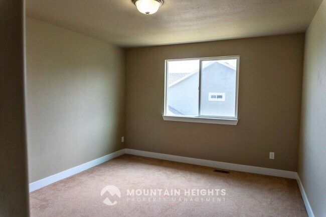 Building Photo - 3953 Sand Lake Dr