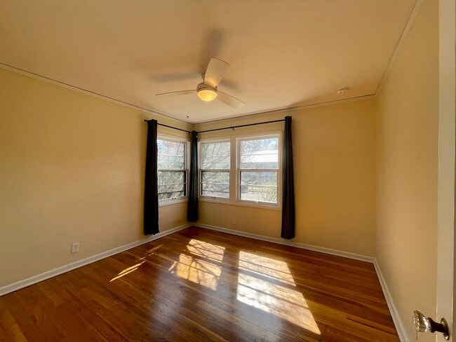 Building Photo - St. Johns 1940s 2Bd 1Ba home with updated Kitchen and a Basement! Features a Stained glass Outdoo...