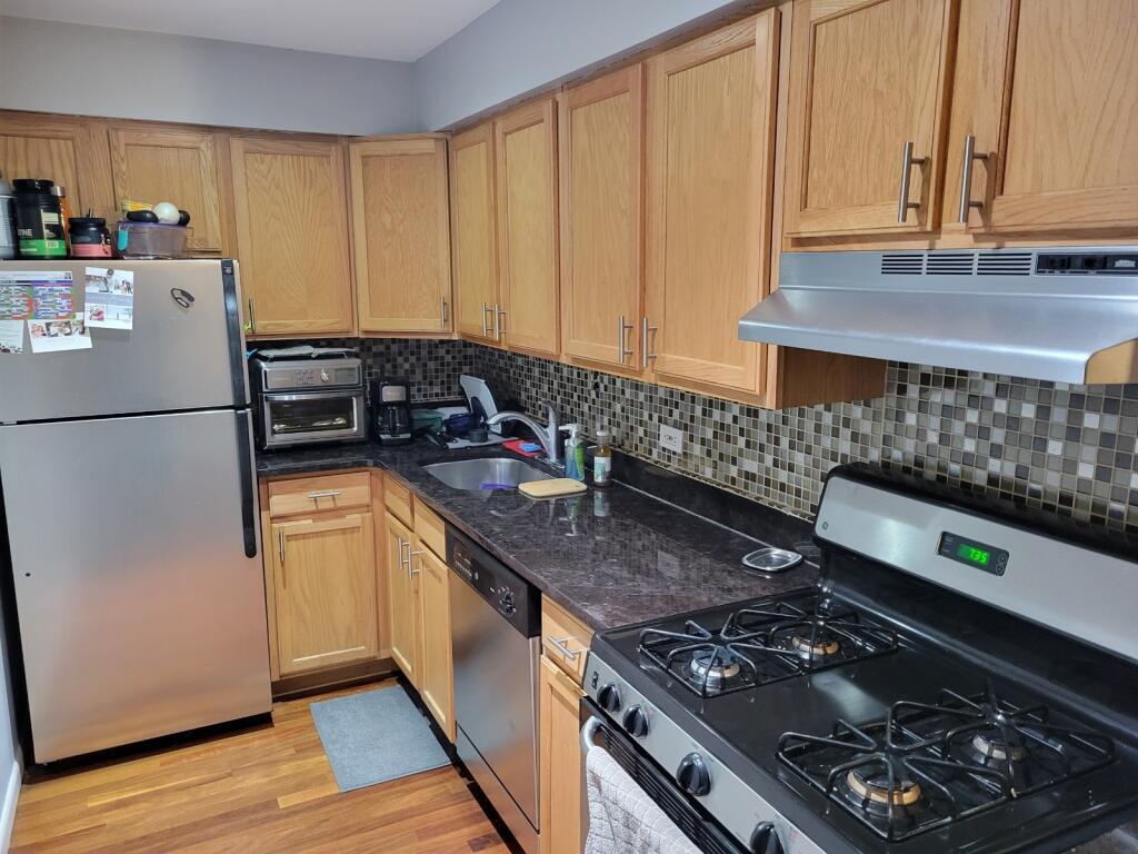 kitchen - 3900 N Pine Grove Ave