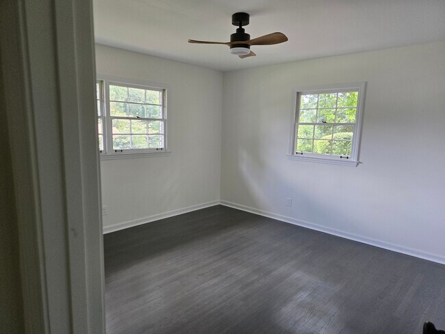 Building Photo - 2401 Winshire Dr