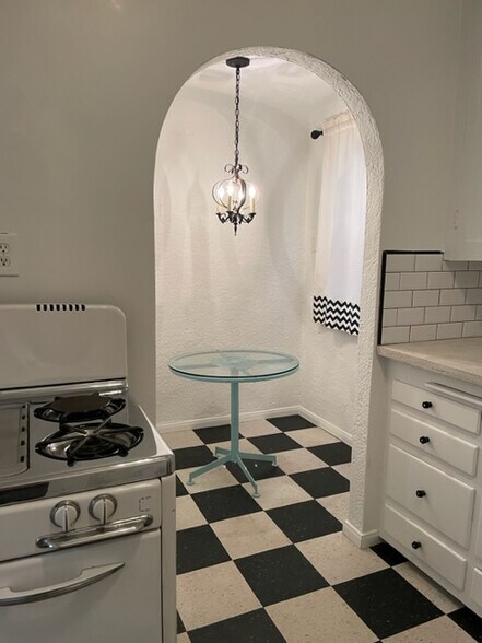 Separate breakfast nook - 616 Magnolia Ave