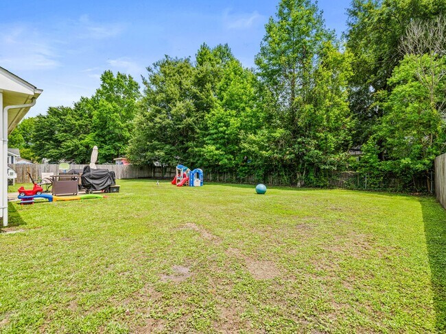 Building Photo - Raintree Subdivision