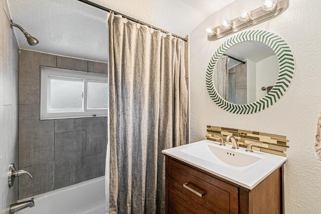 Building Photo - $2,595, 3-bed, 2-bath, located in Denver w...