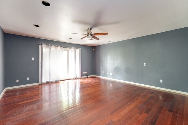 Building Photo - 3927 Pleasant Valley Dr