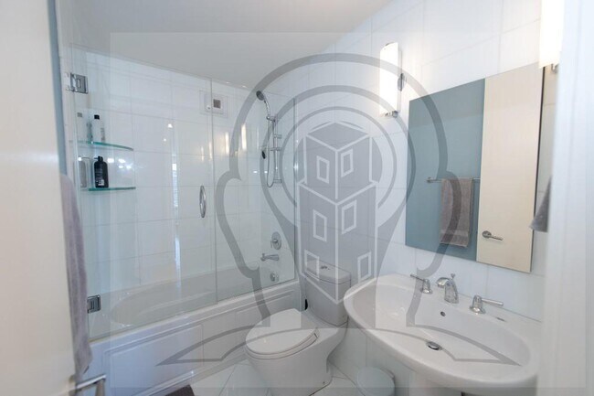 Building Photo - Stunning 46th Floor, 2 bedroom condo, right on the Chicago River