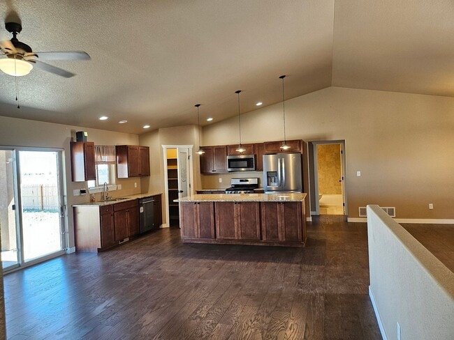 Building Photo - ALL PROSPECTIVE TENANTS MUST SUBMIT A $58 ...