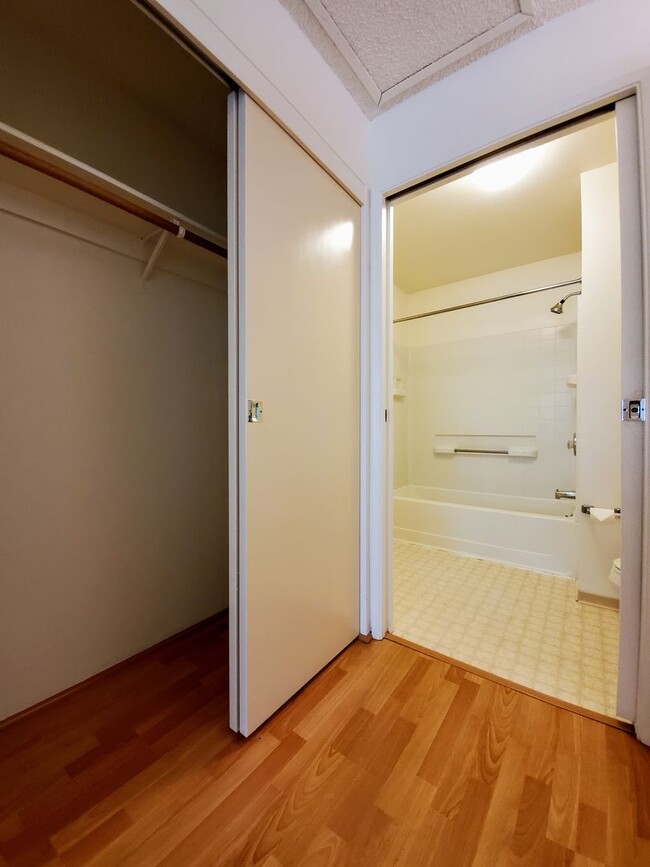 Building Photo - Available May 12, 2025 | 2 Bedroom, 2 bath...