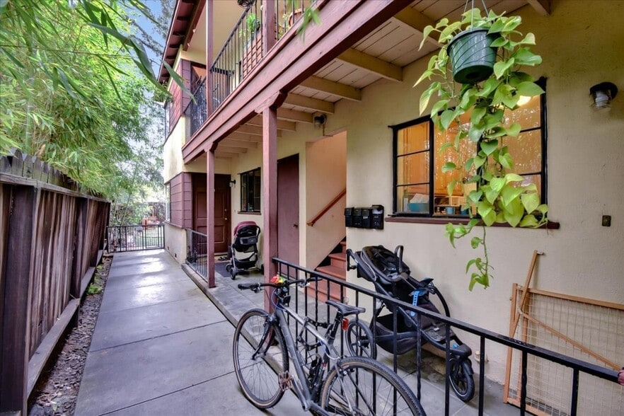 Building Photo - 2096 Yale St