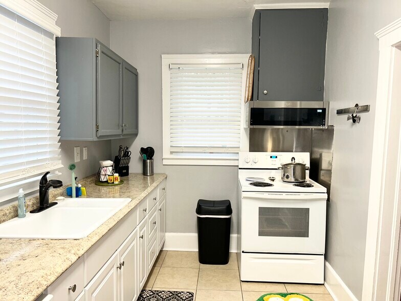 Building Photo - 1039 Riviera St