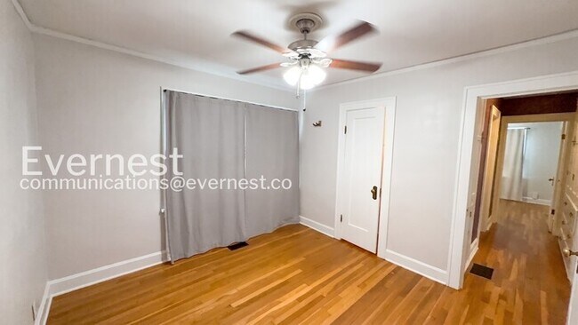 Building Photo - 2 Bed/1.5 Bath Home with Fenced Yard & Garage / Pet-friendly /Coming Soon!