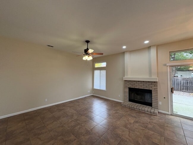 Building Photo - 3 bdrm + den in Woodcreek Oaks