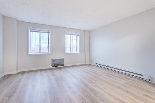 Building Photo - 400 Main St