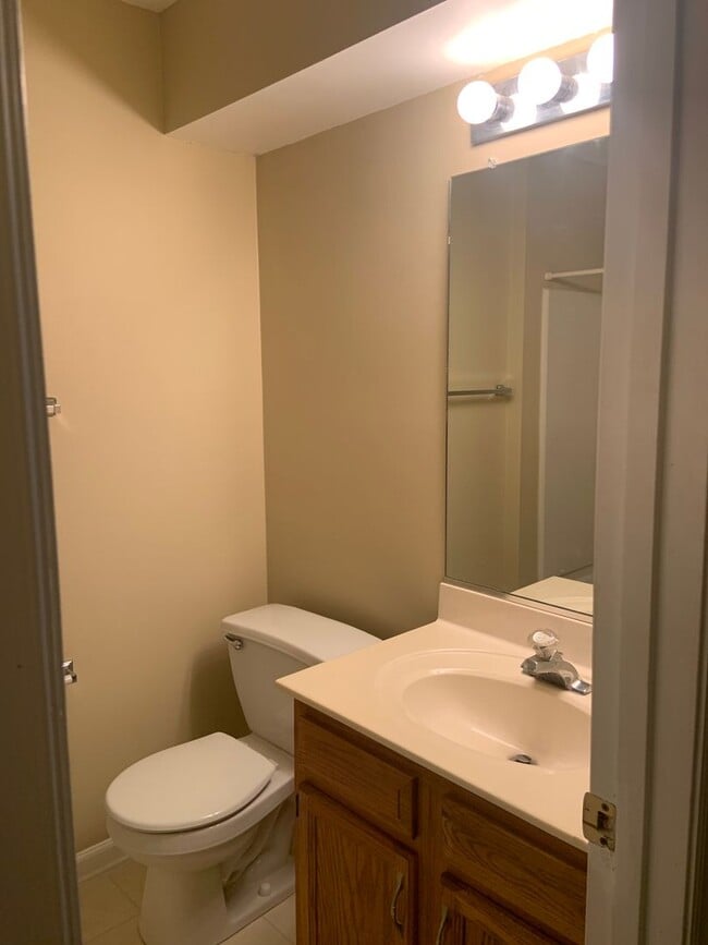 Building Photo - 2 BR Lawndale condo--water included!