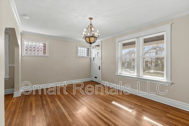 Building Photo - 5065 Lindenwood Ave