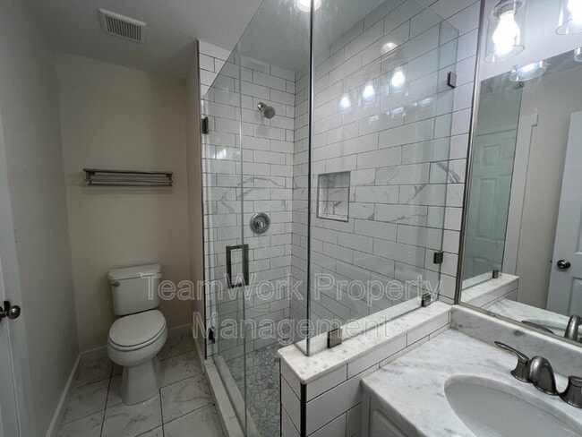 Building Photo - 407 Gruber St