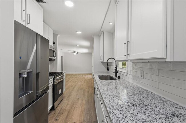 Building Photo - 1348 Ridgewood Dr SW