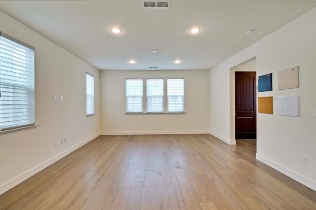 Building Photo - Gorgeous Santa Clara Home with Pool, EV Ho...