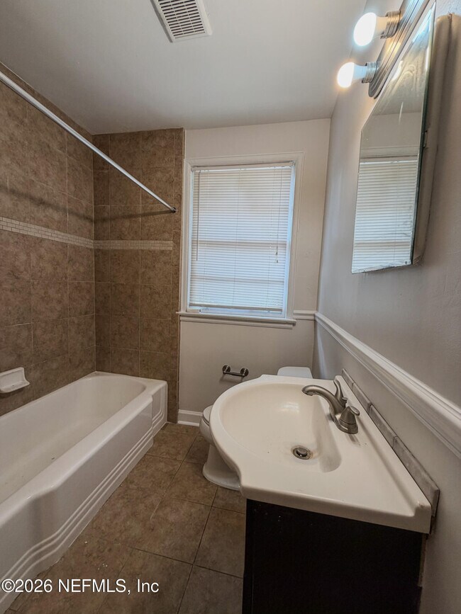 Building Photo - 2575 Myra St