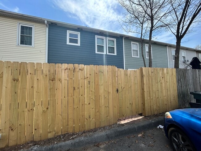 Building Photo - Well appointed 2 bed, 2.5 bath Townhouse Partial Utilities Included!