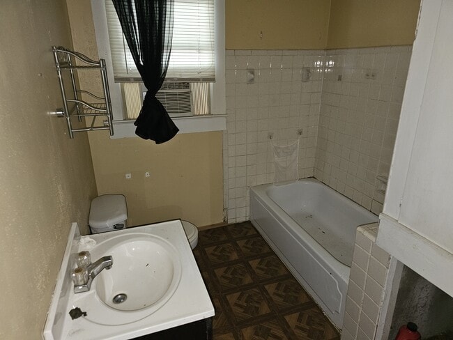 Building Photo - 1505 Quevado St