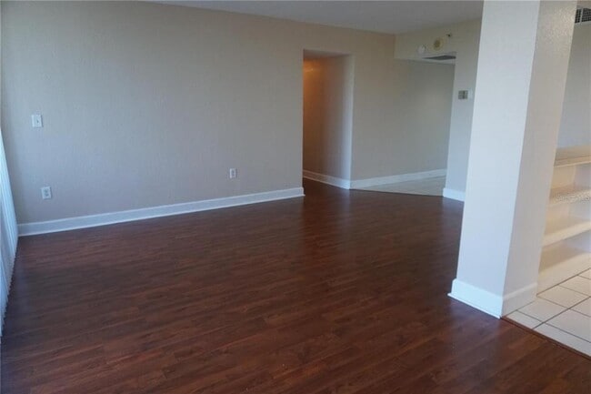 Building Photo - 470 3rd St S