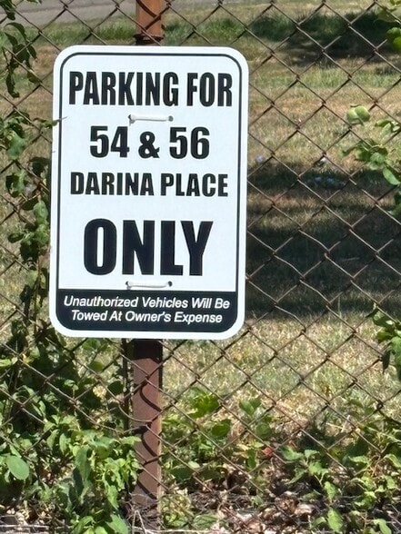 Private parking - 54 Darina Pl