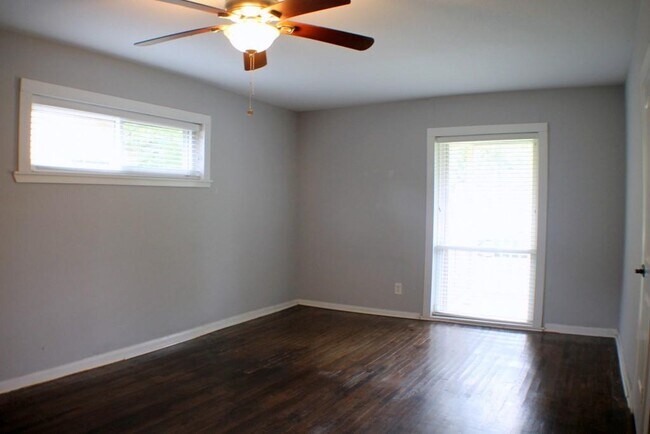 Building Photo - 8241 Glenview Dr