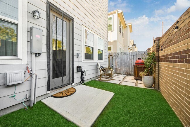 Building Photo - 9804 Rugged Oaks Dr