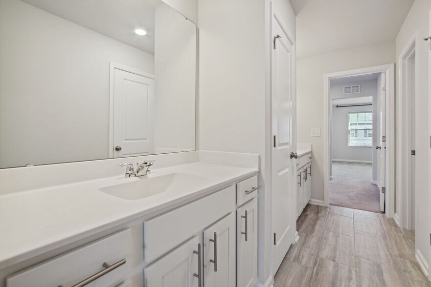 Building Photo - 102 Bedivere Ln