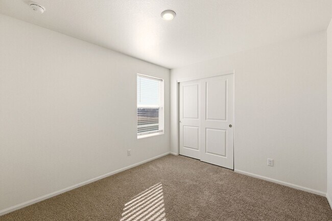 Building Photo - 3 Bedroom 2.5 Bathroom House With Great Vi...