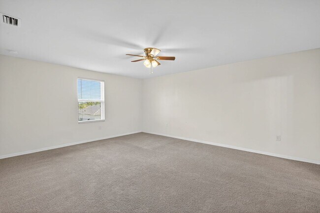 Building Photo - 4 Bedroom Home 2 Story