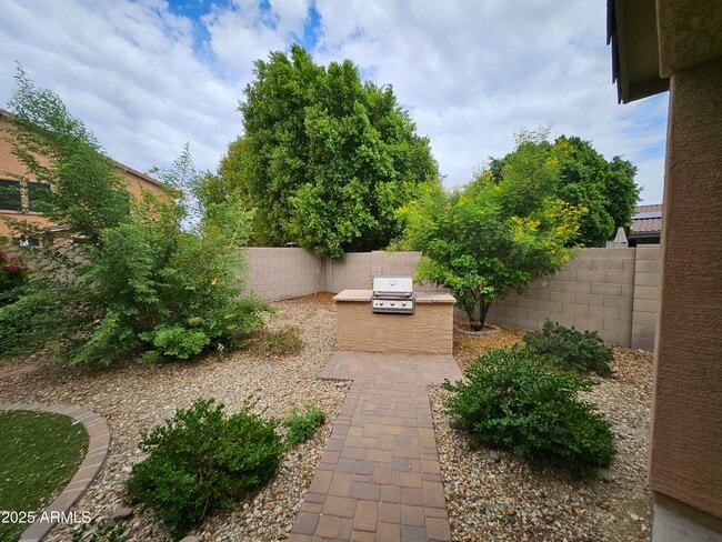 Building Photo - 7836 W Rock Springs Dr