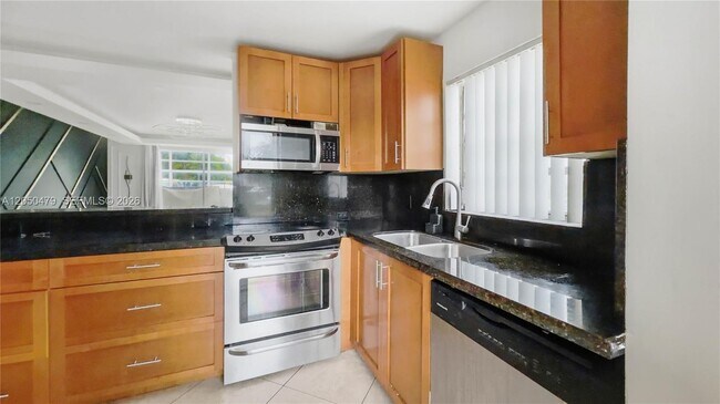 Building Photo - 16450 Miami Dr