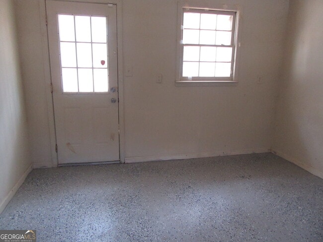 Building Photo - 613 Windsor Dr SE