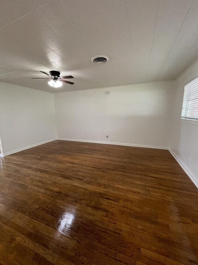Building Photo - 1004 Oak Dr