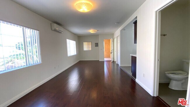 Building Photo - 1037 3/4-1034 Irolo St