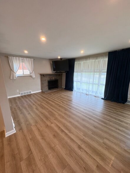 Building Photo - 1624 Sillview Dr