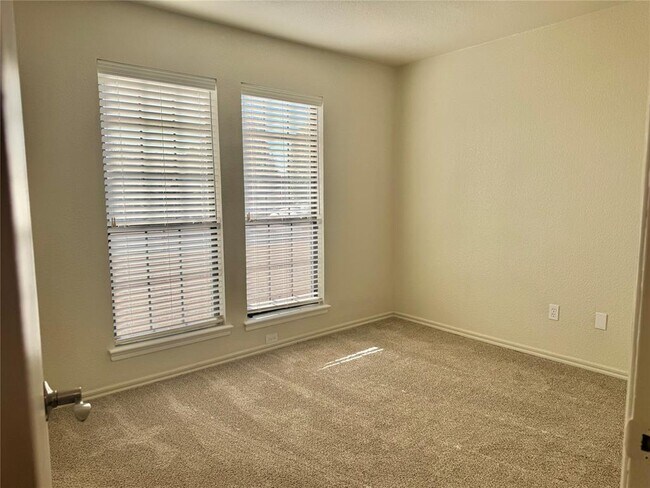 Building Photo - 1913 Lois Lynn Ln