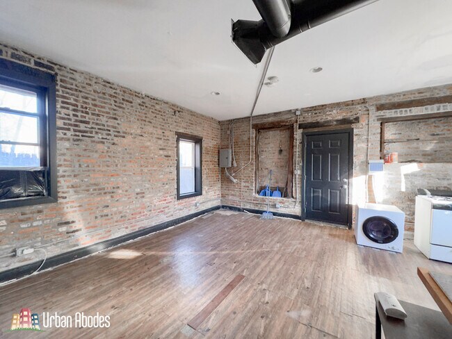 Building Photo - 639 N Troy St