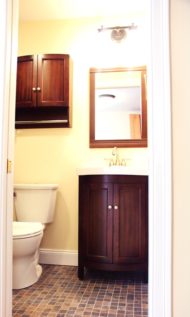 Building Photo - 155 Maple St