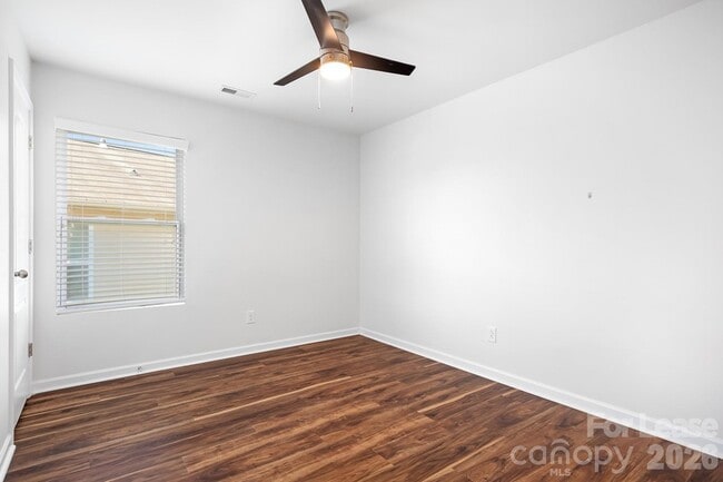 Building Photo - 2059 Blue Iris Dr