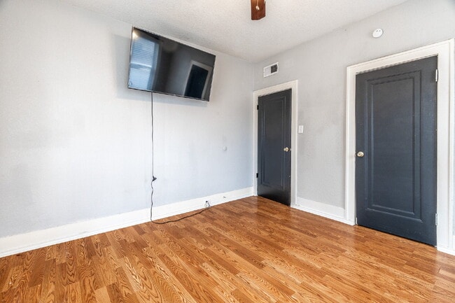 Building Photo - 723 E Euclid Ave