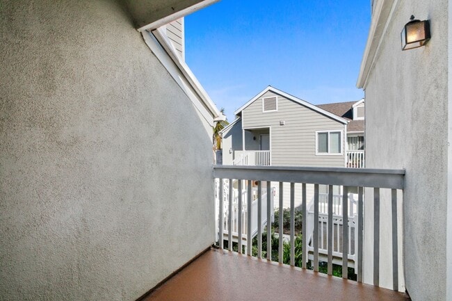 Building Photo - Ocean Views, Fully Remodeled Kitchen,Iconi...