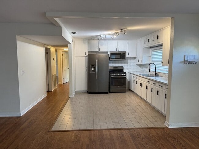 Building Photo - 216 Rippling Ln