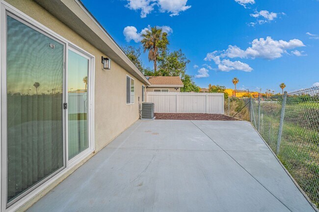 Building Photo - Up to $1400 off 1st month!! Vista - 3 bed/...