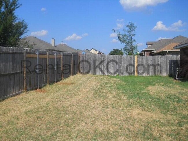 Building Photo - 3 Bed 2 Bath + Office in Moore School dist...