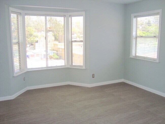 Building Photo - STUNNING TOWNHOME 2 BED 2.5 BATH 2 CAR GARAGE NORTH PARK/HILLCRES