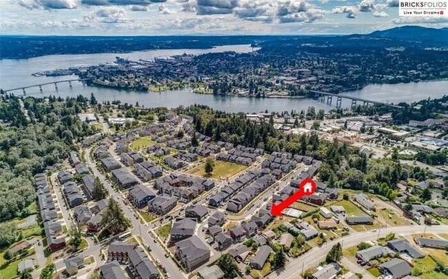 Building Photo - Banyan Grove, Bremerton: Charming 4-Bedroo...