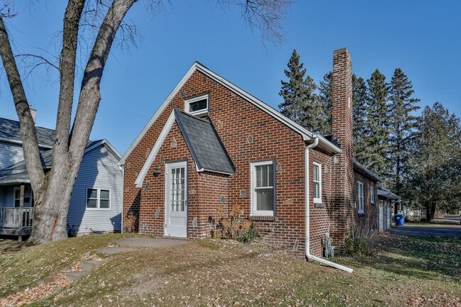 Building Photo - 2 Bed 1.5 Bath Single Family Home With Large Upper Loft Area in Wausau