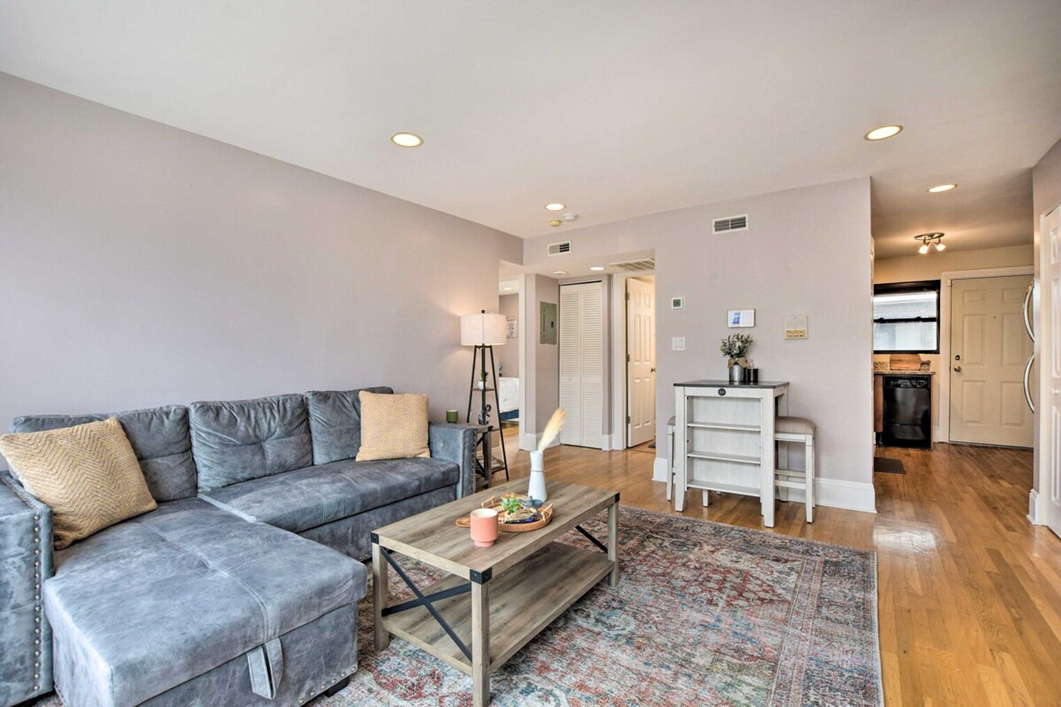 Building Photo - 7423 N Sheridan Rd